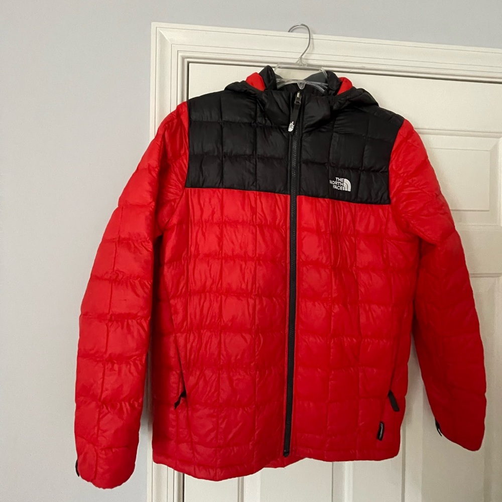 Boy’s red and black North Face jacket with detachable hood size XL 18/20